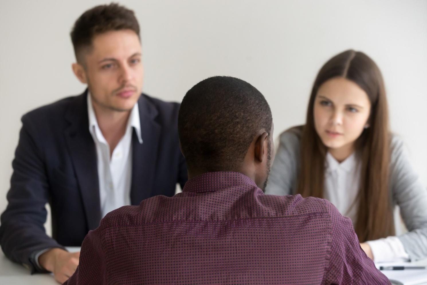 Peserta program sedang menganalisis data pergerakan saham dan mencatat strategi trading