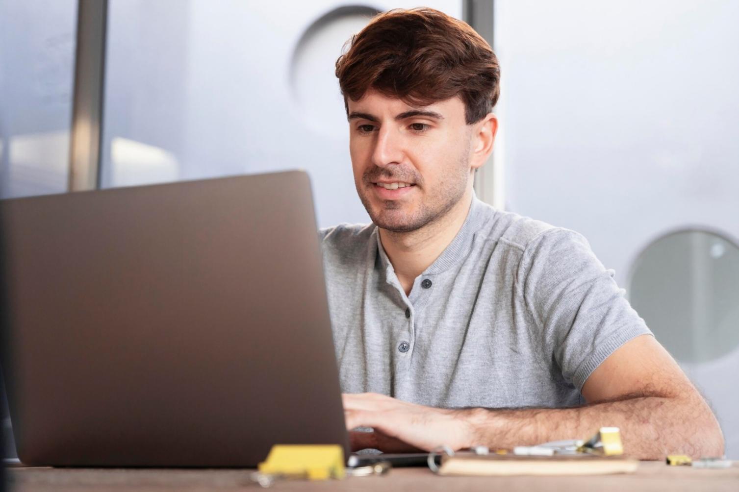 Seseorang sedang membaca dan menganalisis dokumen laporan keuangan perusahaan