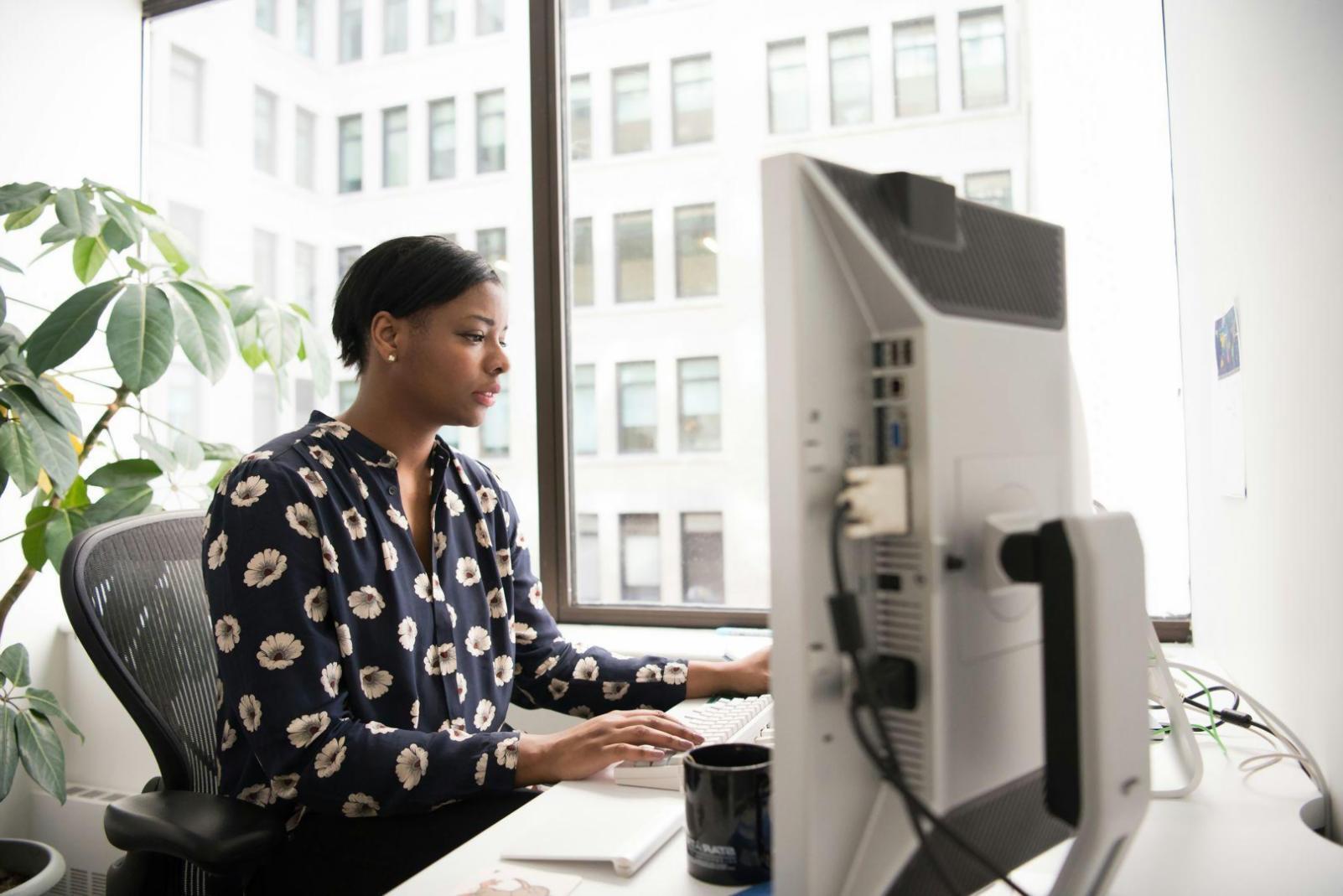 Suasana diskusi kelompok mengenai analisis saham dan strategi investasi