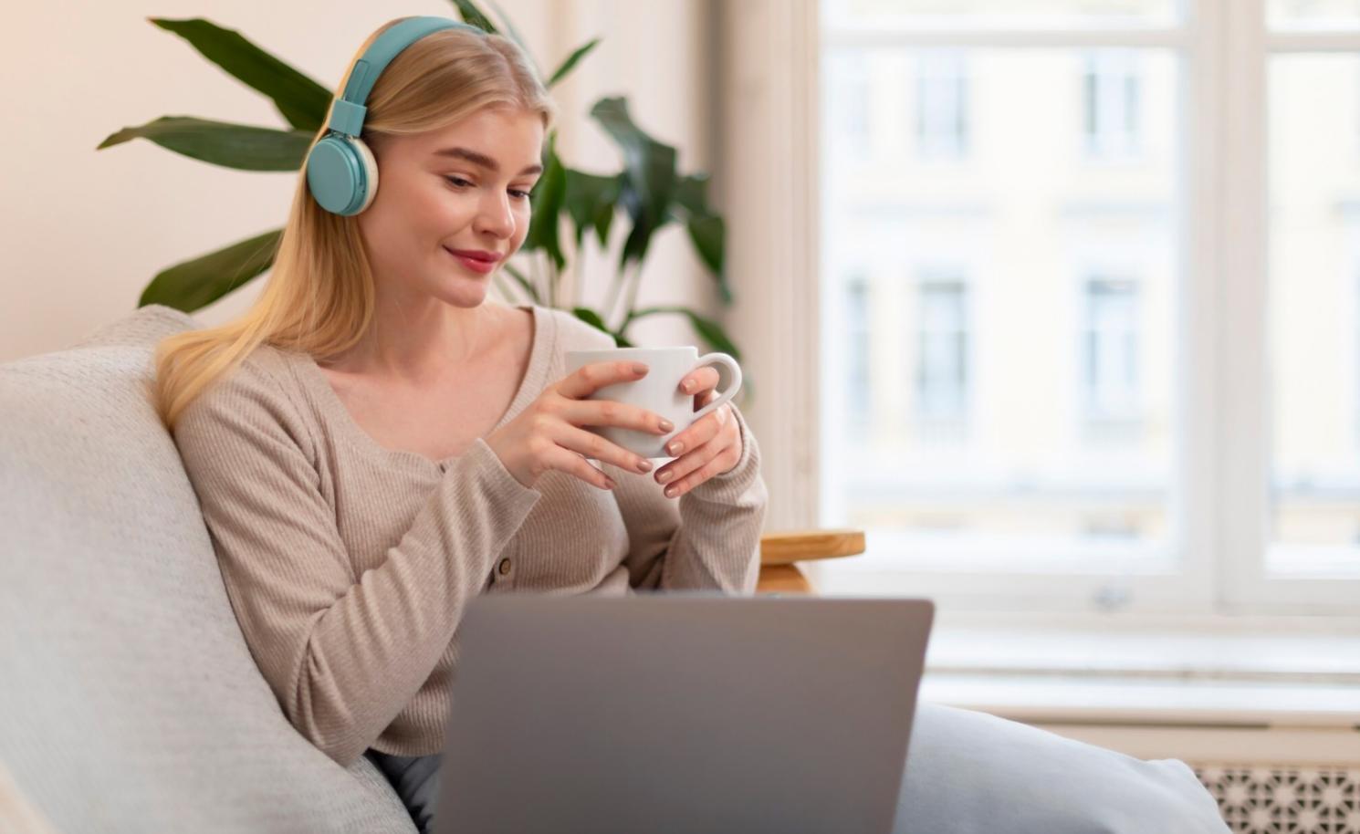 Suasana diskusi kelompok mahasiswa membahas strategi analisis saham