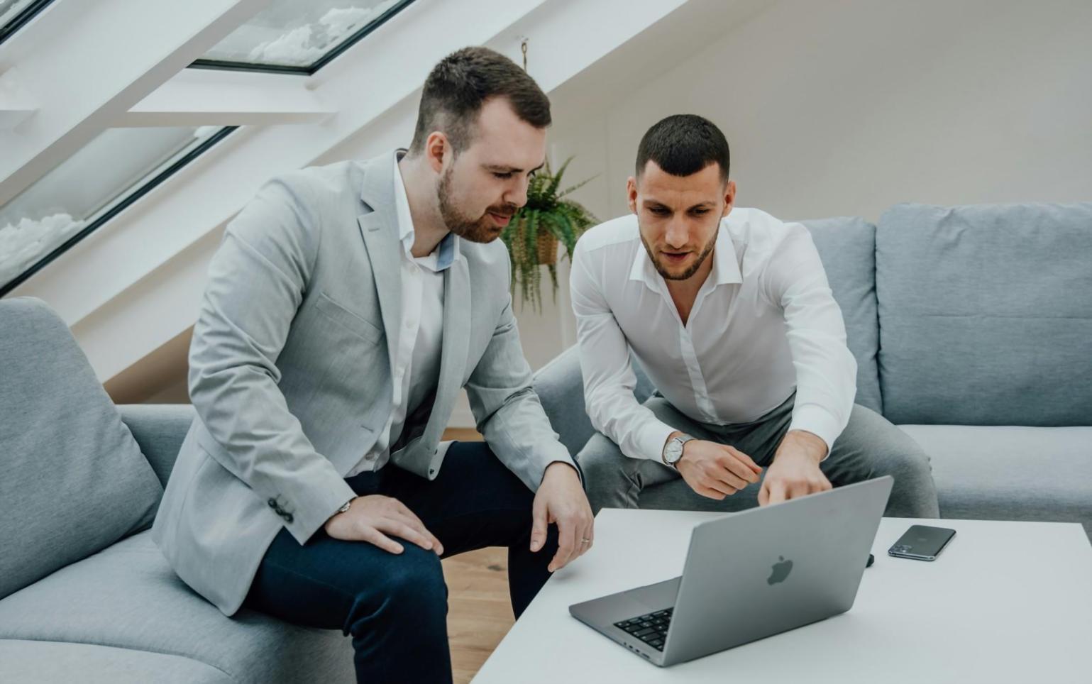 Suasana belajar analisis saham dengan grafik dan laporan keuangan